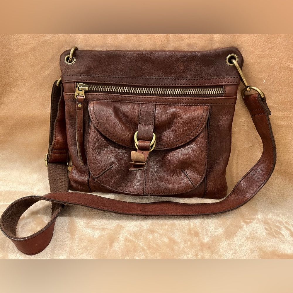 👜 Pre- Loved Vintage Brown Leather Fossil Messenger style purse